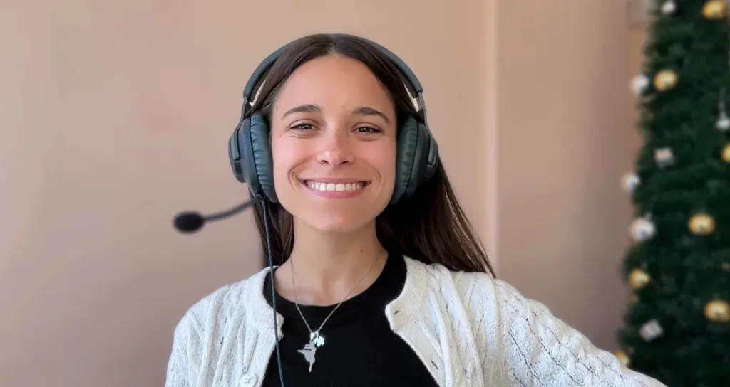 Laura, profesora de Lingua Home, sonriendo con auriculares